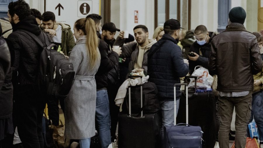Menekültek a Nyugati pályaudvarnál